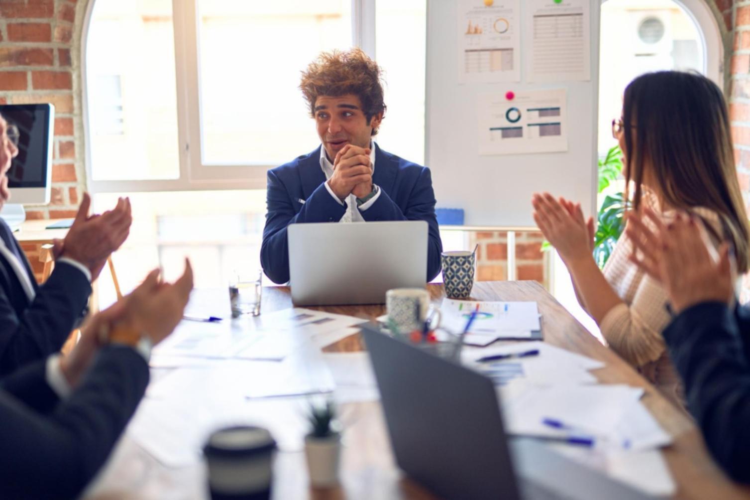 Consultor financiero utilizando herramientas tecnológicas avanzadas para planificación de jubilación